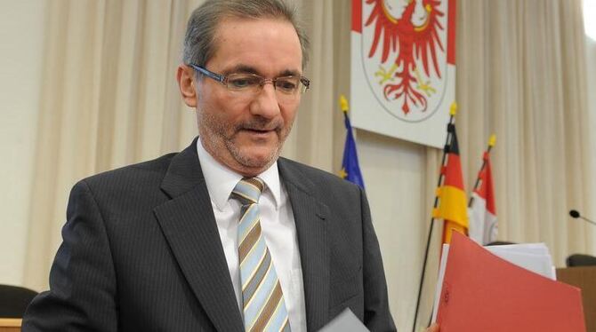 Brandenburgs Ministerpräsident Platzeck:»Nur wenn jetzt alle zusammenrücken, werden wir diesen Karren wieder flott machen«. F