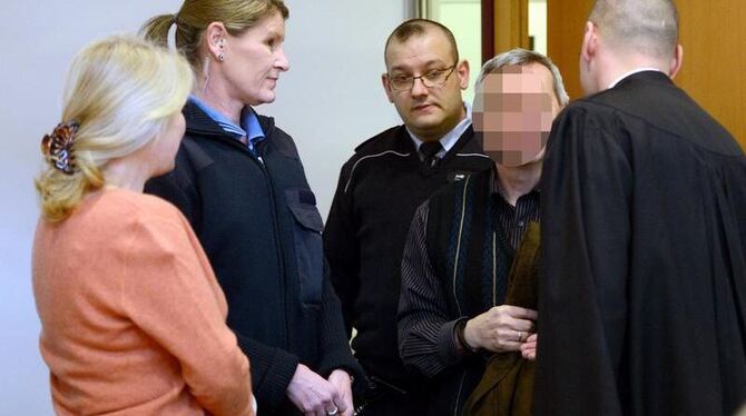 Andreas Anschlag (2.v.r, Deckname), ein mutmaßlicher russischer Agent, unterhält sich während des Prozesses im Gerichtssaal mit