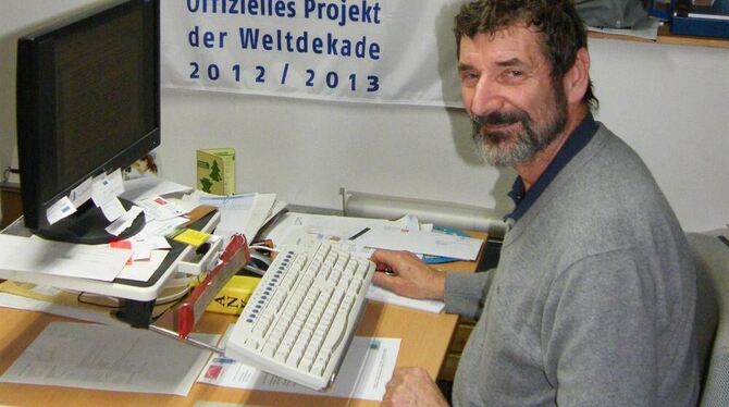 »Einen halben Tag werde ich bezahlt, den Rest vom Tag bin ich halt so da«: Manuel Haus im Büro in der Tübinger Altstadt.  FOTO: