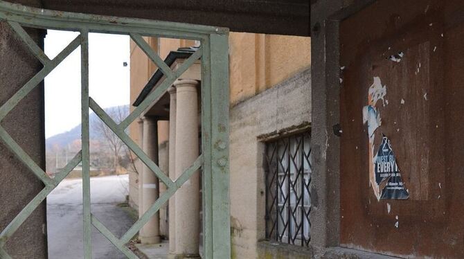 Tor ohne Funktion am Eingang zum Gewerbegebiet Baumwollspinnerei. Tor ohne Funktion am Eingang zum Gewerbegebiet Baumwollspinnerei.