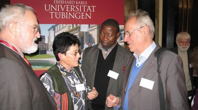 Austausch der Erfahrungen am Eröffnungsabend (von links): Der Tübinger Theologe Albert Biesinger, Christy Orzechowski aus Peru,