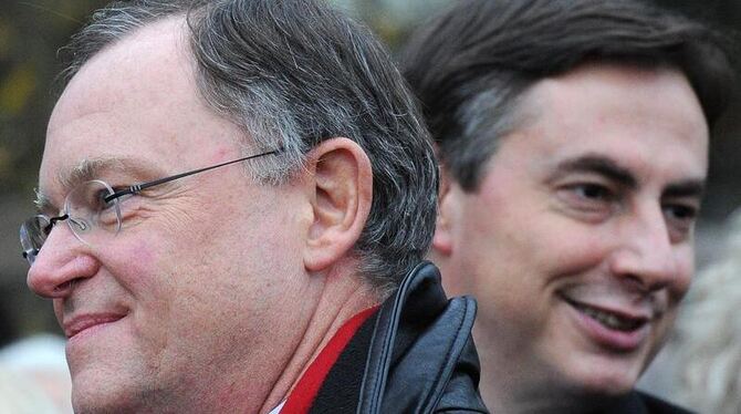 Stephan Weil (l), Oberbürgermeister von Hannover und SPD-Spitzenkandidat bei der Landtagswahl 2013 in Niedersachsen, und Davi