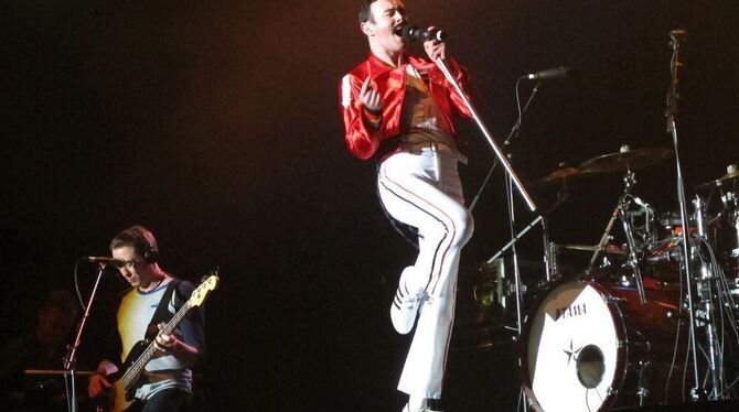 Gary Mullen hat Posen und Bewegungen seines Vorbilds Freddie Mercury genau einstudiert. GEA-FOTO: GLITZ