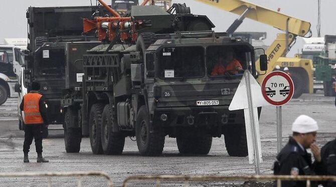 Patriot-Abwehrsysteme in Iskenderun: Sie sollen den NATO-Partner Türkei vor Angriffen aus Syrien schützen. Patriot-Abwehrsysteme in Iskenderun: Sie sollen den NATO-Partner Türkei vor Angriffen aus Syrien schützen.