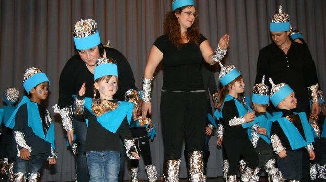 Außerirdische Roboter mit blausilbernen Helmen wuselten bei der Winterfeier des SSV über die Bühne der Bolberghalle. FOTO: LEIPP Außerirdische Roboter mit blausilbernen Helmen wuselten bei der Winterfeier des SSV über die Bühne der Bolberghalle. FOTO: LEIPP