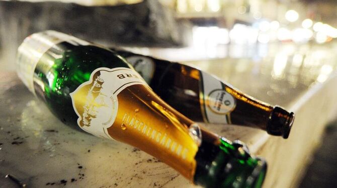Auf dem Leopoldsplatz in Baden-Baden liegen leere Sekt- und Bierflaschen. Nirgendwo sonst im Land kommen nach einer Berechnung d