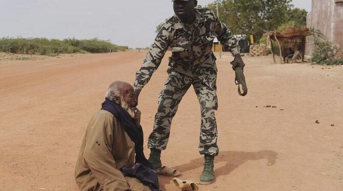Ein malischer Soldat misshandelt einen Mann, den er verdächtigt, ein Komplize islamistischer Kämpfer zu sein. Foto: Emilie Re
