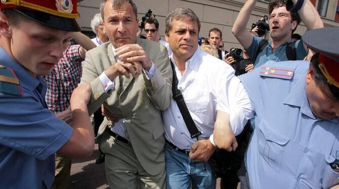 Volker Beck (2.v.l.) wird am 27.05.2007 in Moskau bei einer Demonstration von Homosexuellen von Polizisten festgenommen. Foto