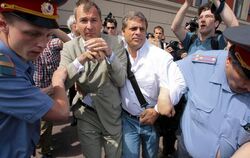 Volker Beck (2.v.l.) wird am 27.05.2007 in Moskau bei einer Demonstration von Homosexuellen von Polizisten festgenommen. Foto