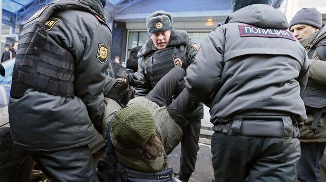 Russische Sicherheitskräfte lösen eine Demonstration vor der Staatsduma auf. Foto: Yuri Kochetkov