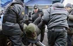 Russische Sicherheitskräfte lösen eine Demonstration vor der Staatsduma auf. Foto: Yuri Kochetkov