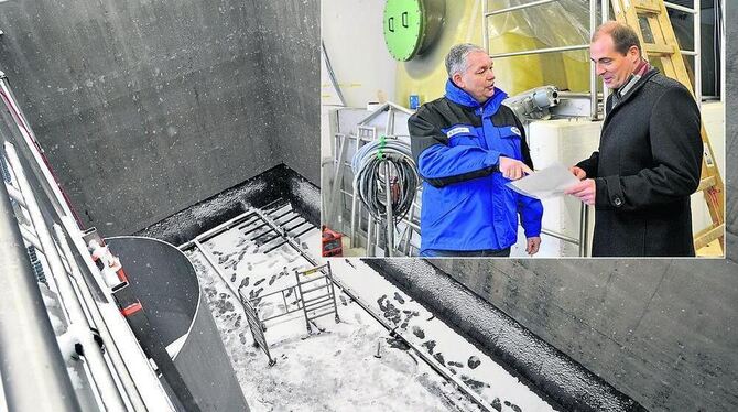 Das große Becken für die Prozesswasserbehandlung (großes Bild). Auf dem kleinen Bild Betriebsleiter Klaus Baumann und SER-Mitarb