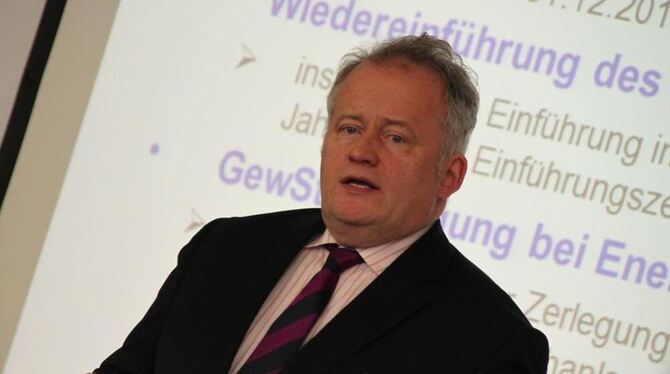 Dietrich Weilbach, Oberfinanzdirektor aus Karlsruhe, referierte über Neuerungen der Steuergesetzgebungen für das Jahr 2013. Dietrich Weilbach, Oberfinanzdirektor aus Karlsruhe, referierte über Neuerungen der Steuergesetzgebungen für das Jahr 2013.