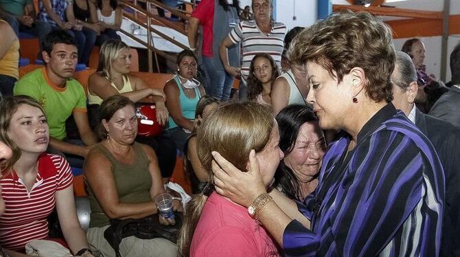 Brasiliens Präsidentin Dilma Rousseff (r) tröstet Angehörige der Opfer der Brandkatastrophe in Santa Maris. Foto: Roberto Stu