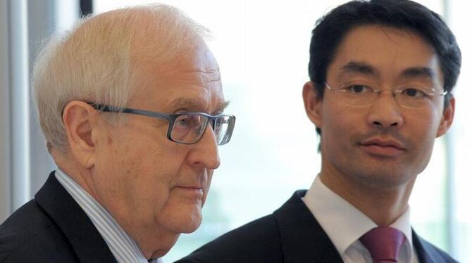 FDP-VChef Rösler hat sich in der Sexismus-Debatte hinter Bundestags-Fraktionschef Brüderle gestellt. Foto: Soeren Stache/ Arc