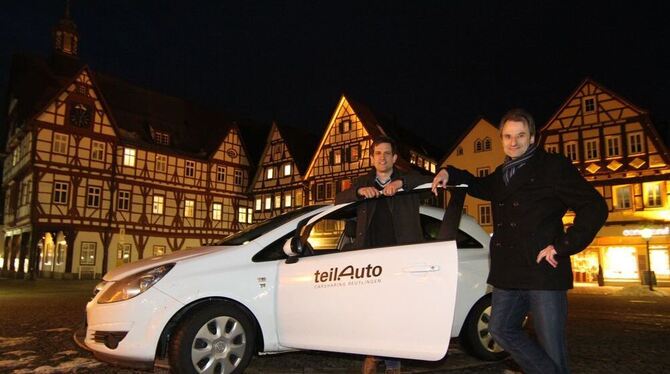 Geschafft: Marcus Vogel (links) und Frieder Zürcher mit einem neuen Teil-Auto. Der Corsa, den die beiden auf dem Marktplatz gepa