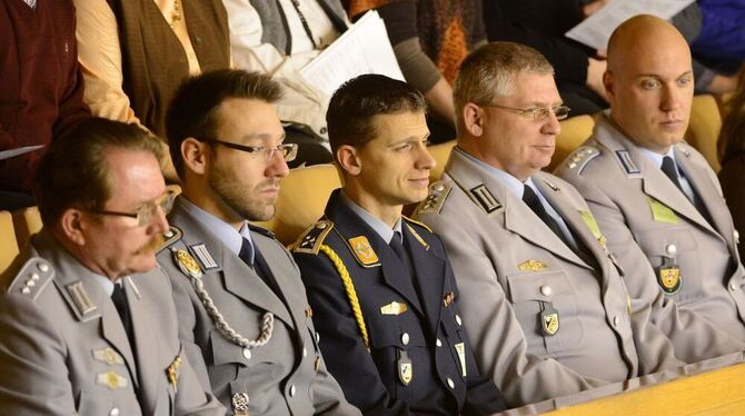Soldaten der Bundeswehr verfolgen in Stuttgart die Debatte im baden-württembergischen Landtag. Thema der Debatte war unter ander Soldaten der Bundeswehr verfolgen in Stuttgart die Debatte im baden-württembergischen Landtag. Thema der Debatte war unter ander