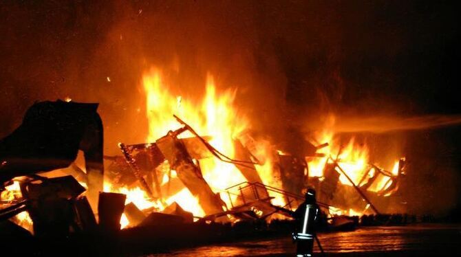 Auf dem Gelände des Kamelhofes in Ebhausen sind bei einem Großbrand dutzende Tiere ums Leben gekommen.  Foto: Polizei Calw