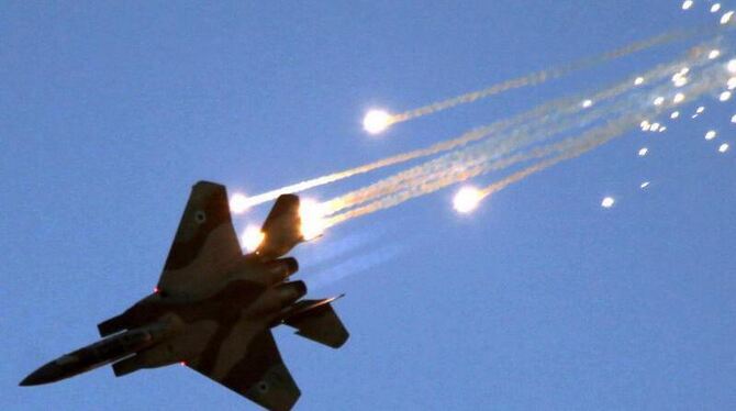 Ein israelischer Kampfjet wirft Leuchtkugeln ab, um mit Hitzesensoren ausgestattete feindliche Raketen abzulenken. Foto: Jim