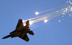 Ein israelischer Kampfjet wirft Leuchtkugeln ab, um mit Hitzesensoren ausgestattete feindliche Raketen abzulenken. Foto: Jim 