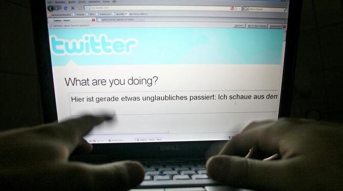 Hacker haben den Kurznachrichtendienst Twitter attackiert. Foto: Julian Stratenschulte/ Symbol