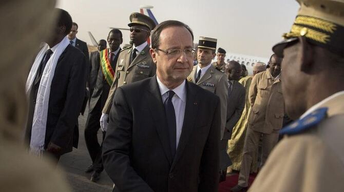 Frankreichs Präsident Hollande begrüßt malische Einheiten in Sevare. Foto: Stringer 