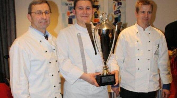 Der Sieger Pascal Martini (Mitte) mit dem Vorsitzenden des Clubs der Köche, Winfried Herb (links), und René Eickhoff. FOTO: PR Der Sieger Pascal Martini (Mitte) mit dem Vorsitzenden des Clubs der Köche, Winfried Herb (links), und René Eickhoff. FOTO: PR