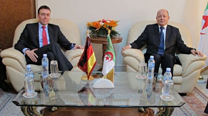 Der baden-württembergische Vize-Regierungschef und Wirtschaftsminister Nils Schmid (SPD, links) und der algerische Transportmini