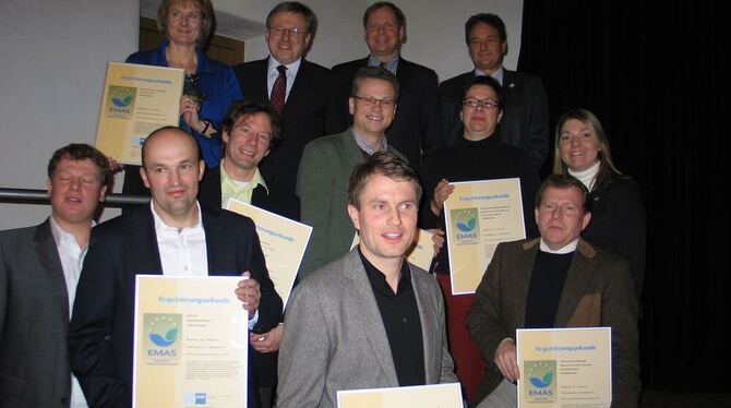 Den ausgezeichneten Unternehmen gratulierten unter anderem Regierungspräsident Hermann Strampfer und IHK-Hauptgeschäftsführer Dr. Wolfgang Epp. Foto: Oelkuch Den ausgezeichneten Unternehmen gratulierten unter anderem Regierungspräsident Hermann Strampfer und IHK-Hauptgeschäftsführer Dr. Wolfgang Epp. Foto: Oelkuch