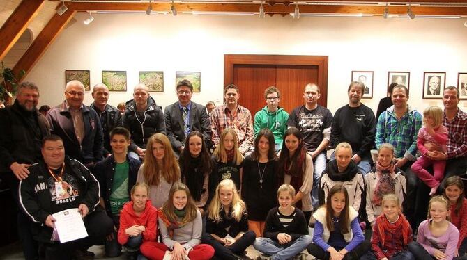 Die Geehrten in Hülben.  FOTO: KOZJEK