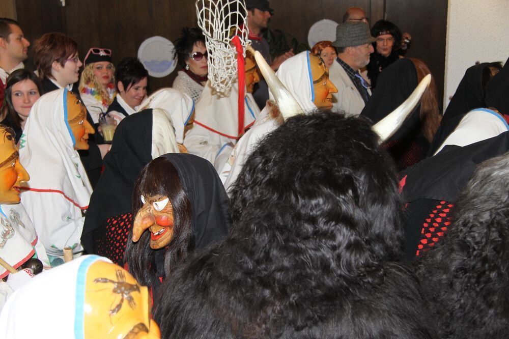 Beim Narrensturm im Mössinger Rathaus hieß es »Schiff ahoi« - alle gingen zusammen auf eine Kreuzfahrt in die Südsee. FOTO: MERK