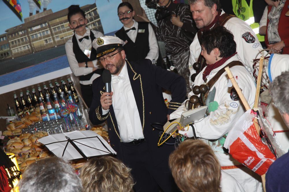 Beim Narrensturm im Mössinger Rathaus hieß es »Schiff ahoi« - alle gingen zusammen auf eine Kreuzfahrt in die Südsee. FOTO: MERK Beim Narrensturm im Mössinger Rathaus hieß es »Schiff ahoi« - alle gingen zusammen auf eine Kreuzfahrt in die Südsee. FOTO: MERK