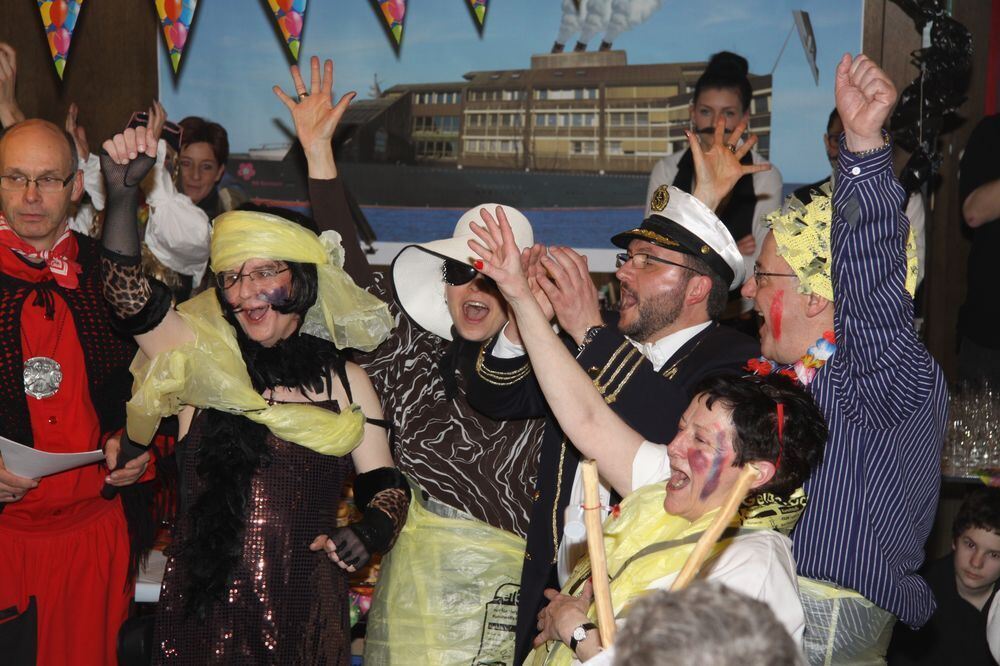 Beim Narrensturm im Mössinger Rathaus hieß es »Schiff ahoi« - alle gingen zusammen auf eine Kreuzfahrt in die Südsee. FOTO: MERK