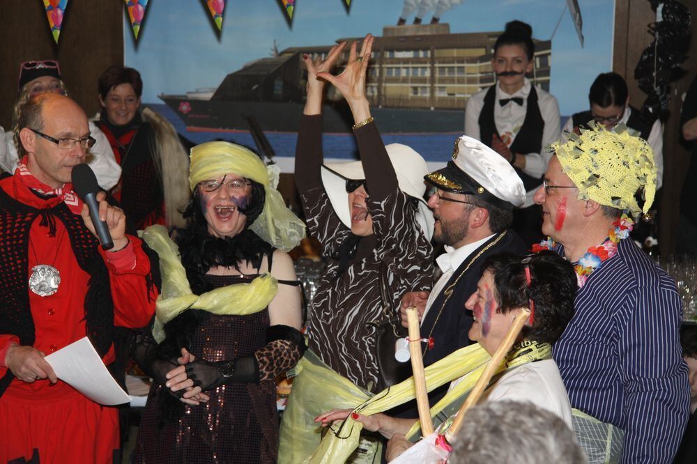 Beim Narrensturm im Mössinger Rathaus hieß es »Schiff ahoi« - alle gingen zusammen auf eine Kreuzfahrt in die Südsee. FOTO: MERK