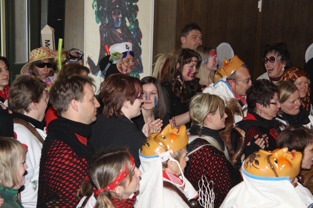 Beim Narrensturm im Mössinger Rathaus hieß es »Schiff ahoi« - alle gingen zusammen auf eine Kreuzfahrt in die Südsee. FOTO: MERK
