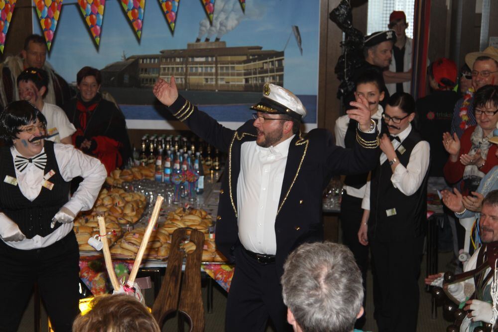Beim Narrensturm im Mössinger Rathaus hieß es »Schiff ahoi« - alle gingen zusammen auf eine Kreuzfahrt in die Südsee. FOTO: MERK