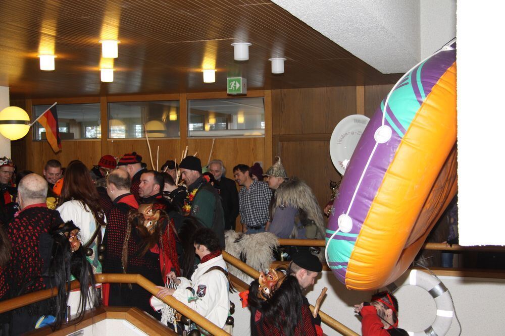 Beim Narrensturm im Mössinger Rathaus hieß es »Schiff ahoi« - alle gingen zusammen auf eine Kreuzfahrt in die Südsee. FOTO: MERK