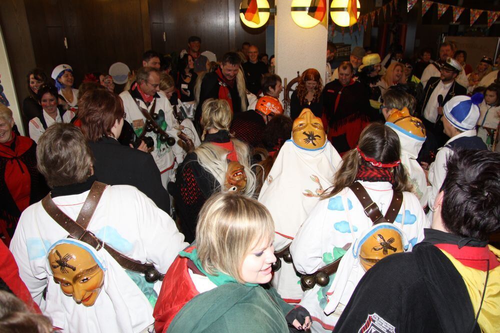 Beim Narrensturm im Mössinger Rathaus hieß es »Schiff ahoi« - alle gingen zusammen auf eine Kreuzfahrt in die Südsee. FOTO: MERK