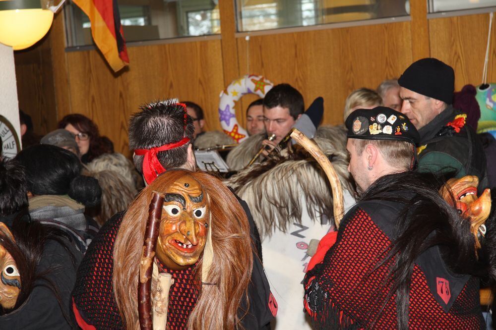 Beim Narrensturm im Mössinger Rathaus hieß es »Schiff ahoi« - alle gingen zusammen auf eine Kreuzfahrt in die Südsee. FOTO: MERK