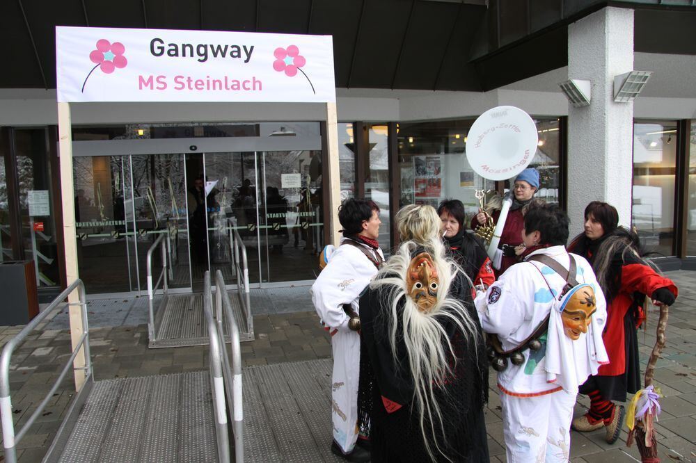 Beim Narrensturm im Mössinger Rathaus hieß es »Schiff ahoi« - alle gingen zusammen auf eine Kreuzfahrt in die Südsee. FOTO: MERK