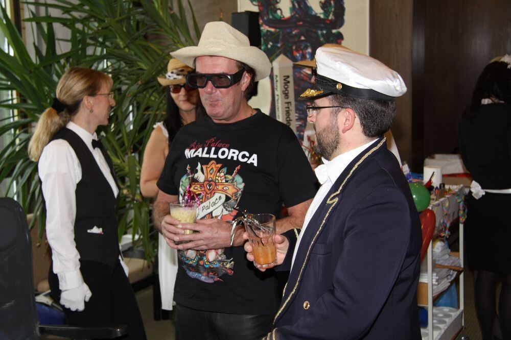 Beim Narrensturm im Mössinger Rathaus hieß es »Schiff ahoi« - alle gingen zusammen auf eine Kreuzfahrt in die Südsee. FOTO: MERK