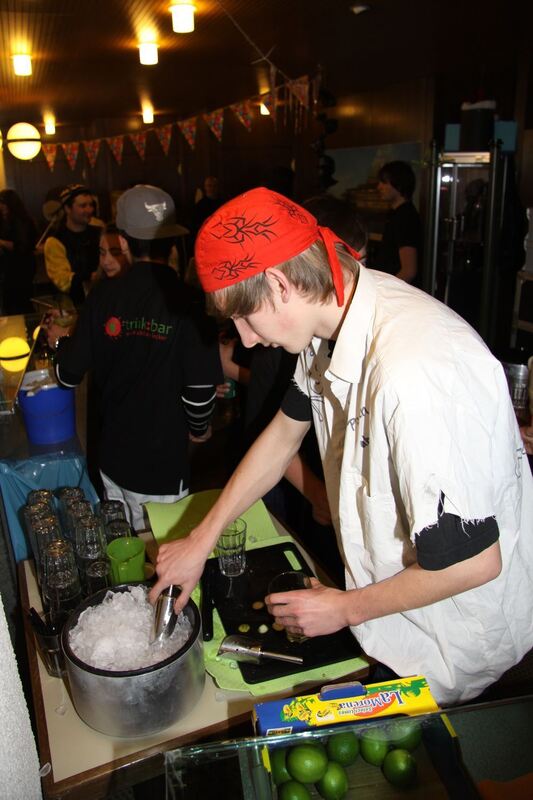 Beim Narrensturm im Mössinger Rathaus hieß es »Schiff ahoi« - alle gingen zusammen auf eine Kreuzfahrt in die Südsee. FOTO: MERK