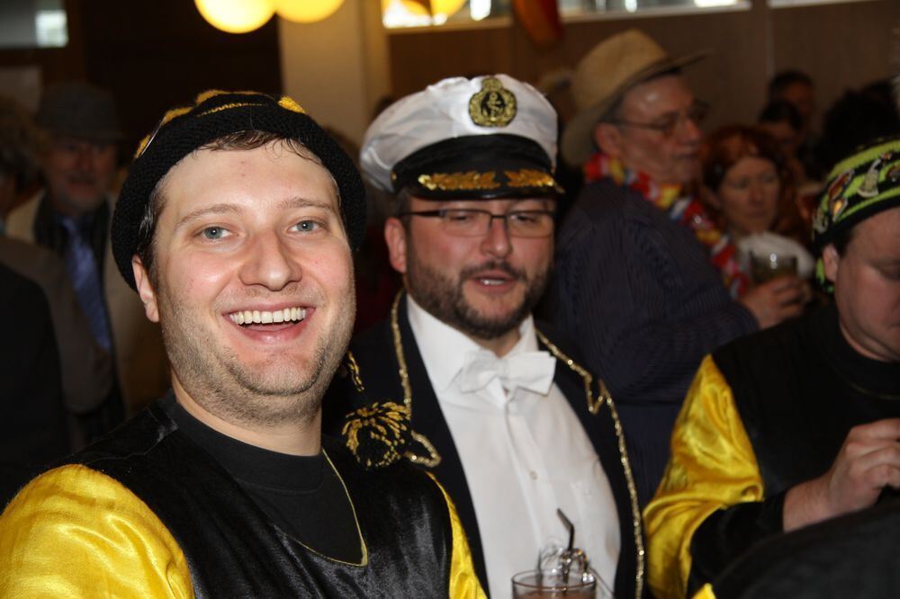 Beim Narrensturm im Mössinger Rathaus hieß es »Schiff ahoi« - alle gingen zusammen auf eine Kreuzfahrt in die Südsee. FOTO: MERK