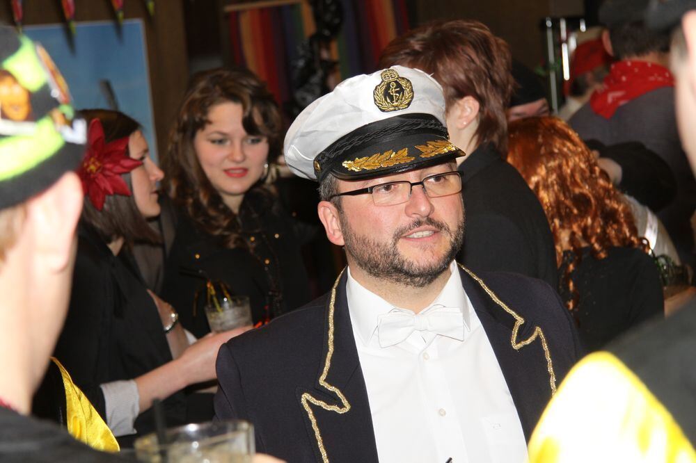 Beim Narrensturm im Mössinger Rathaus hieß es »Schiff ahoi« - alle gingen zusammen auf eine Kreuzfahrt in die Südsee. FOTO: MERK