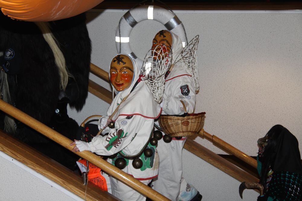 Beim Narrensturm im Mössinger Rathaus hieß es »Schiff ahoi« - alle gingen zusammen auf eine Kreuzfahrt in die Südsee. FOTO: MERK