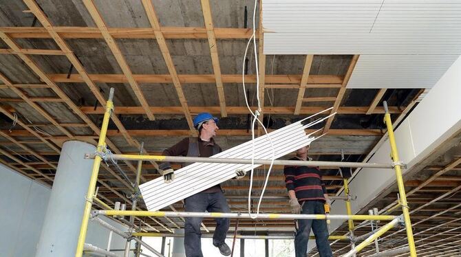 Die Paneele mit den Absorber-Vliesen sollen im Gebäude am Oskar-Kalbfell-Platz genutzt werden. Peter Geier zeigte eine der belas