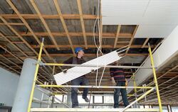 Die Paneele mit den Absorber-Vliesen sollen im Gebäude am Oskar-Kalbfell-Platz genutzt werden. Peter Geier zeigte eine der belas