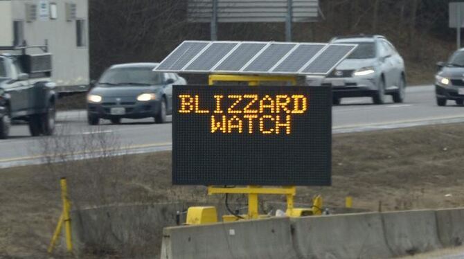 Eine elektronische Anzeige am Straßenrand warnt in Massachusetts vor dem heranziehenden Schneesturm. Foto: Matt Campbell