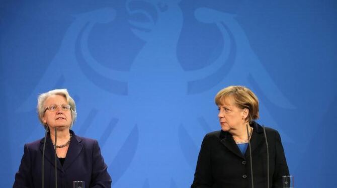 Bundeskanzlerin Merkel und Bildungsministerin Annette Schavan geben den Rücktritt Schavans bekannt. Foto: Michael Kappeler