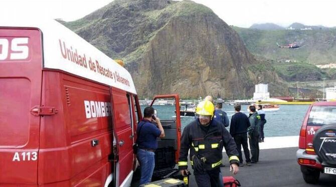 Feuerwehr und Sanitäter kommen zum Kai im Hafen von Santa Cruz de la Palma. Foto: Feuerwehr La Palma